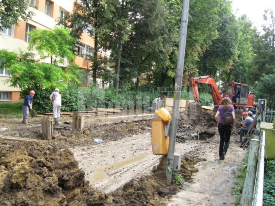 De ieri dimineață, circulația rutieră pe strada Alexandru cel Bun a fost blocată în totalitate De ieri dimineață, circulația rutieră pe strada Alexandru cel Bun a fost blocată în totalitate