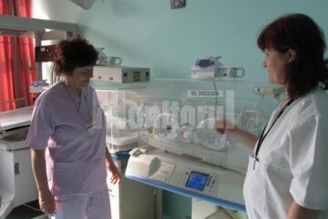 Asistenta șefă de la secția de Neonatologie, Domnica Armanu, și colega ei