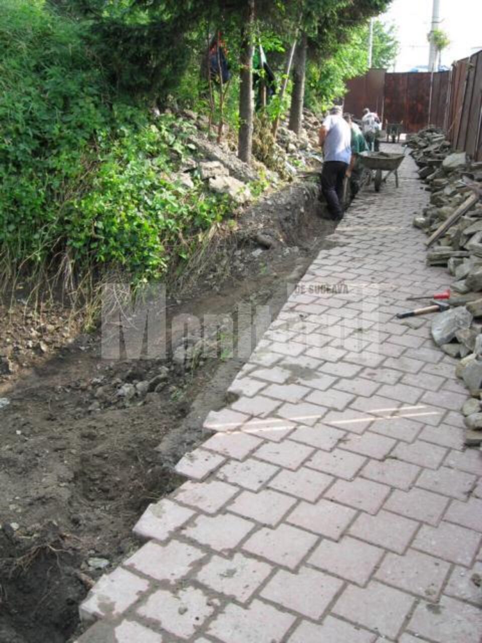 Fundația gardului se sapă pe locul brâului din piatră anterior