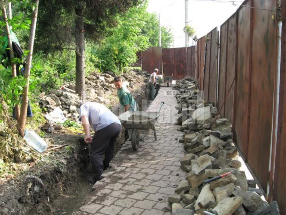 Muncitorii au demantelat brâul din piatră care limita perimetrul sitului și au început să sape fundația gardului