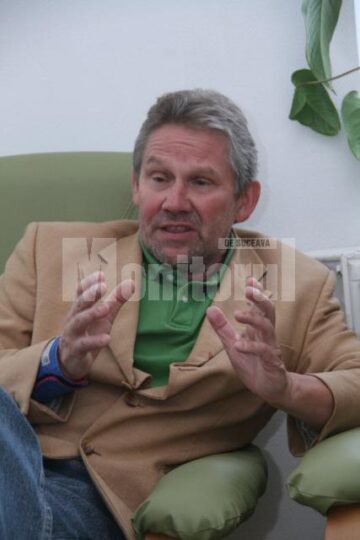 Doctorul Klaus Silberberger spune că o altă problemă foarte mare întâlnită în România e stigmatizarea bolnavului psihic