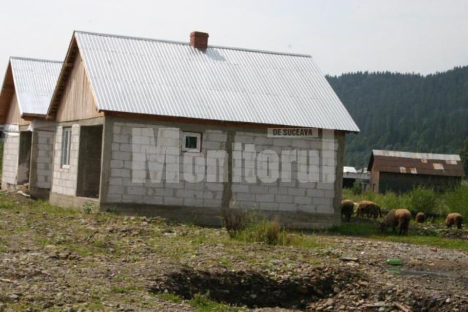 Paradox românesc: Sinistrații din 2008 stau pe la neamuri, iar casele construite sunt goale