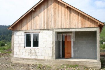 Casele pentru sinistrați sunt pustii și au și ușa deschisă
