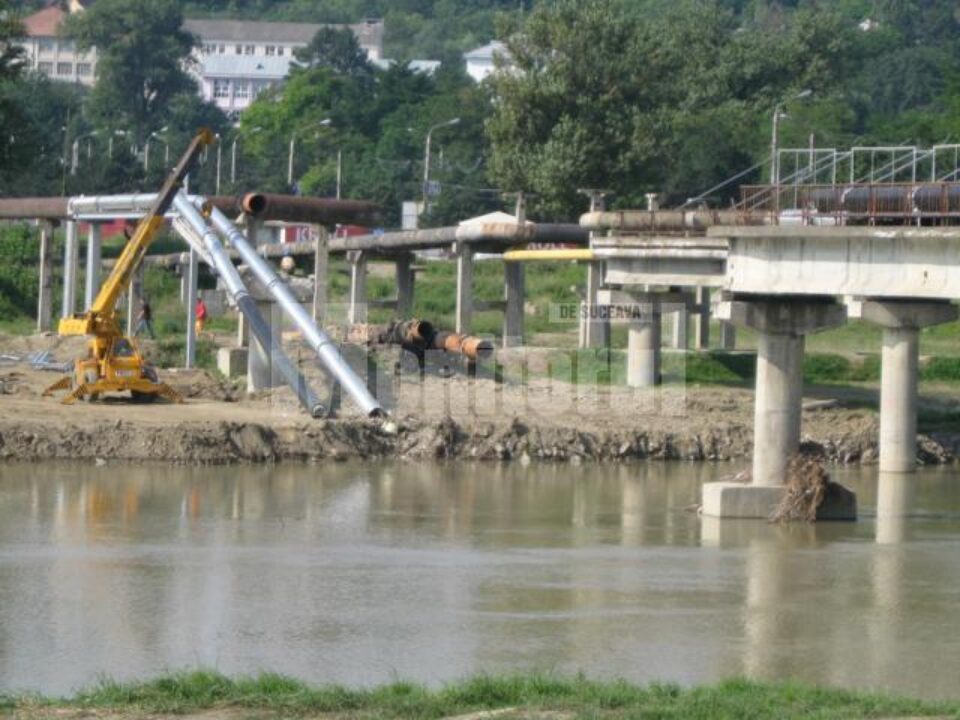 Conductele de apă caldă și apă rece care traversau râul Suceava pe podul tehnic rupt de ape la inundațiile din luna iulie au fost deja demontate parțial