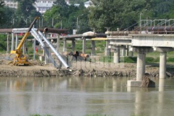 Conductele de apă caldă și apă rece care traversau râul Suceava pe podul tehnic rupt de ape la inundațiile din luna iulie au fost deja demontate parțial