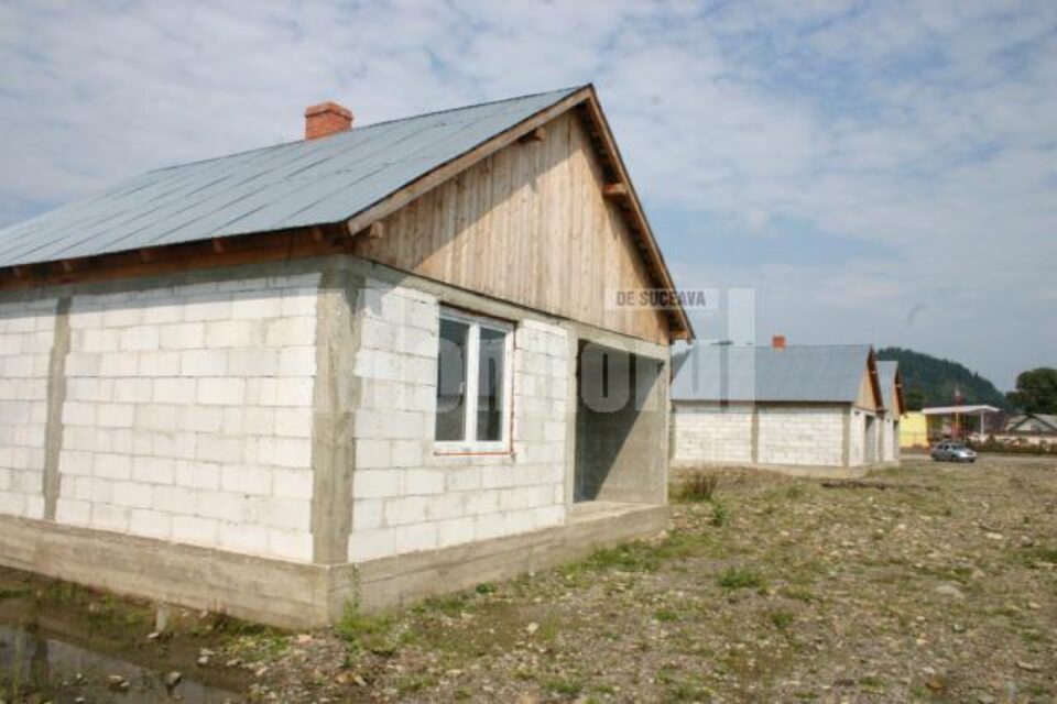Paradox românesc: Sinistrații din 2008 stau pe la neamuri, iar casele construite sunt goale