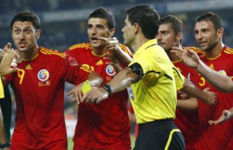 Deși l-au înconjurat pe arbitrul central, tricolorii nu au putut modifica decizia strâmbă de la penalti