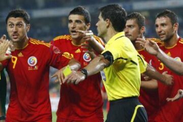 Deși l-au înconjurat pe arbitrul central, tricolorii nu au putut modifica decizia strâmbă de la penalti