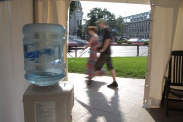 Evitați expunerea prelungită la soare între orele 11.00 și 17.00 și consumați minimum doi litri de lichid zilnic. Foto: MEDIAFAX