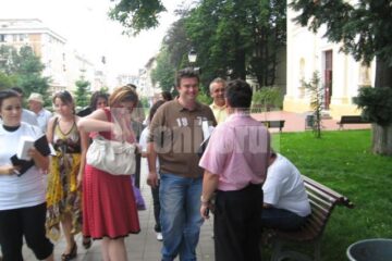 Strângerea de semnături se face în cadrul unei campanii stradale intitulate „Dă-i și tu o lovitură lui Boc”