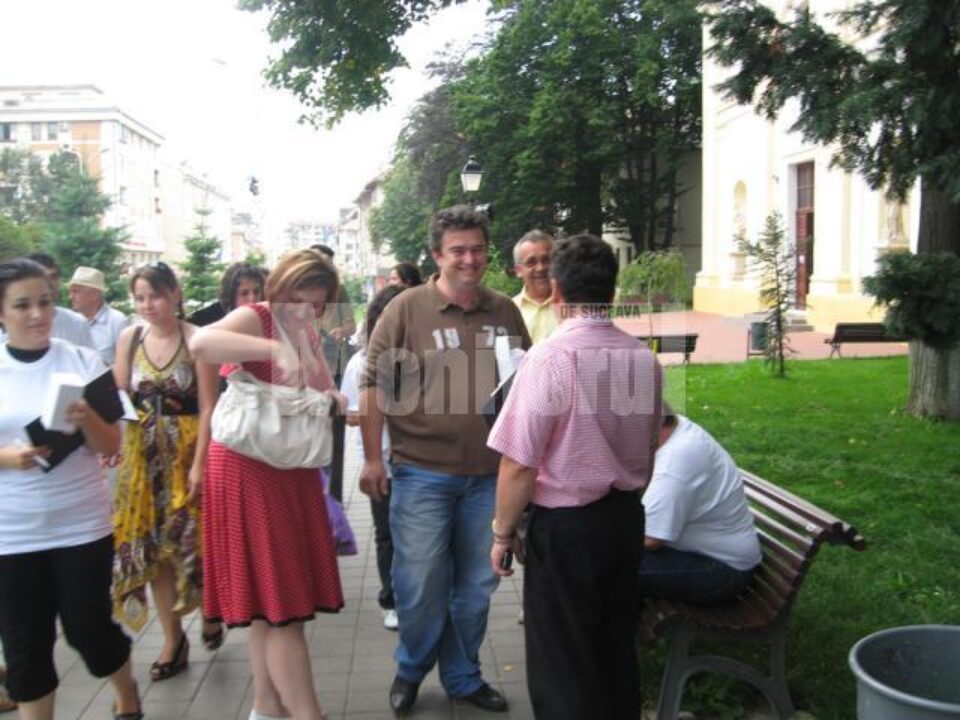 Strângerea de semnături se face în cadrul unei campanii stradale intitulate „Dă-i și tu o lovitură lui Boc”