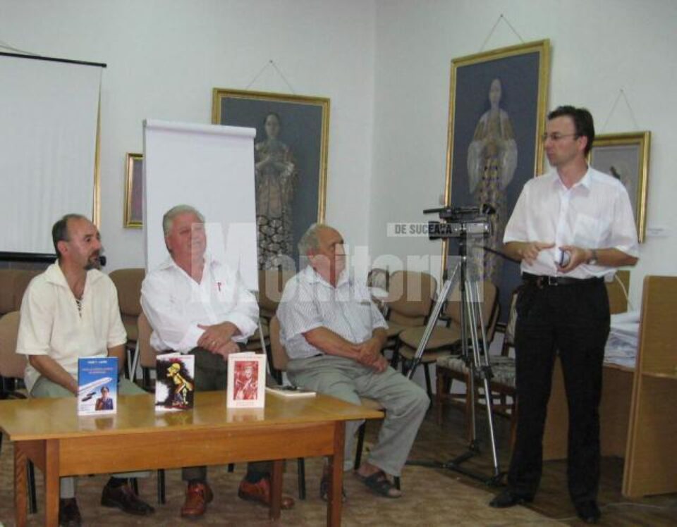 Ioan T. Lazăr între cei doi nași, scriitorul Emil Ianuș și generalul (r) Viorel Onica