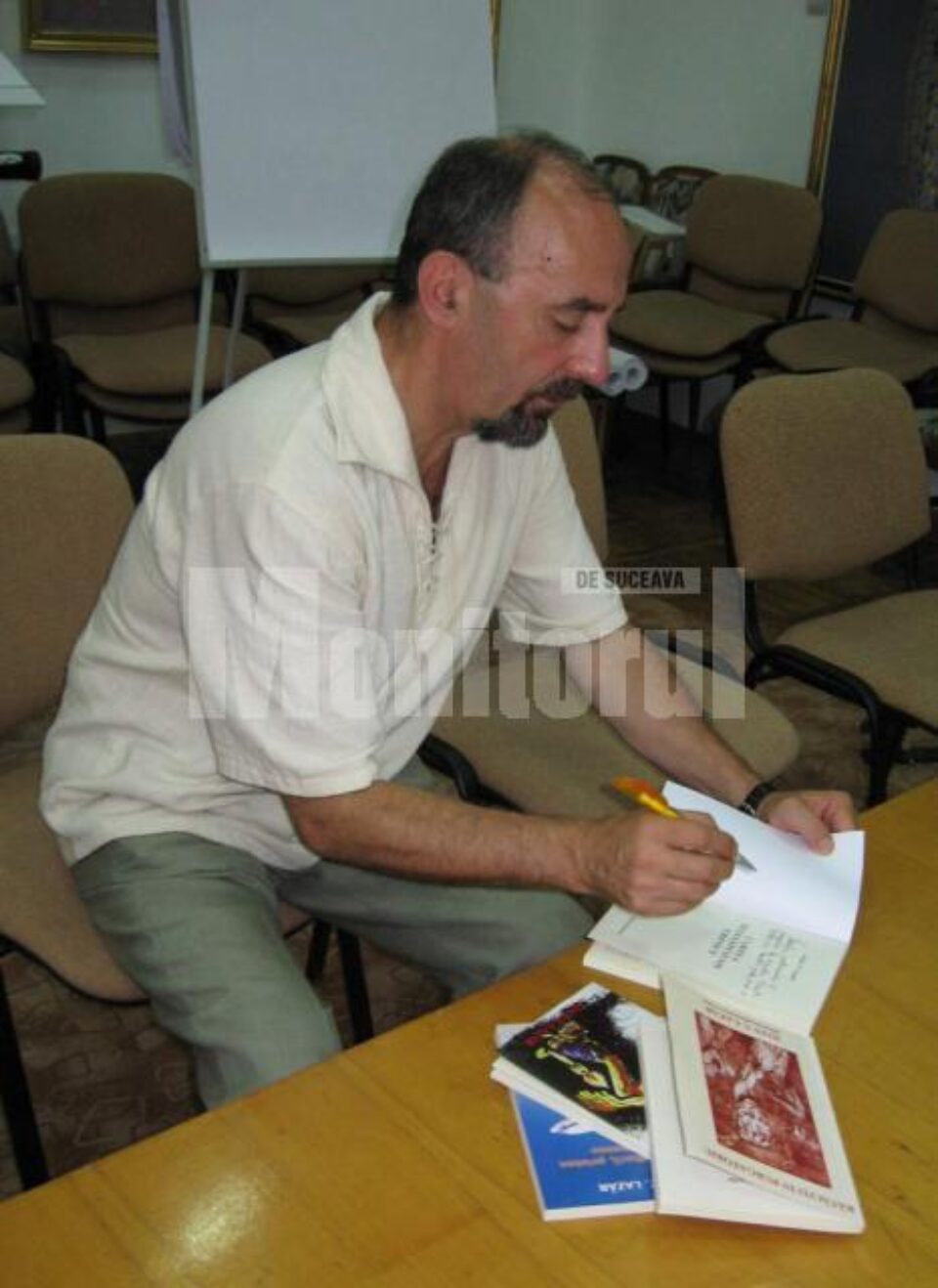 Ioan T. Lazăr acordând autografe