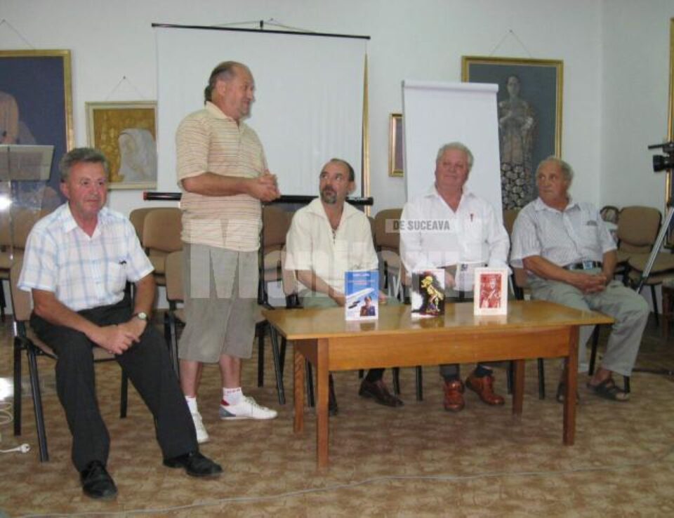 Scriitorii Ion Prelipcean, Dumitru Brădățan, Ioan T. Lazăr, Emil Ianuș și generalul (r) Viorel Onica