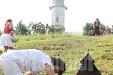 Dorințe în genunchi și supă de urechiușe, la hramul Mănăstirii Hagigadar