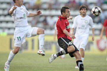 Bogdan Ungurușanu (dreapta), de la U Cluj și Marius Onofraș (stânga), de la Unirea Urziceni, își dispută balonul Foto: MEDIAFAX