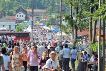 Celebrarea Adormirii Fecioarei Maria la Cacica din acest an a fost catalogată atât de clerici, cât și de credincioși, ca un „eveniment istoric”