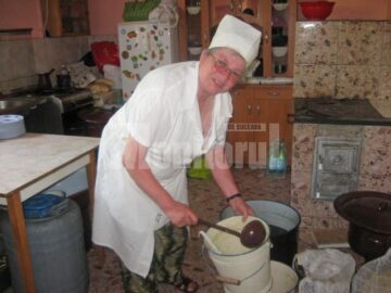 Felicia Ciobâcă prepară de 20 de ani ciorba de urechiușe pentru hramul mănăstirii