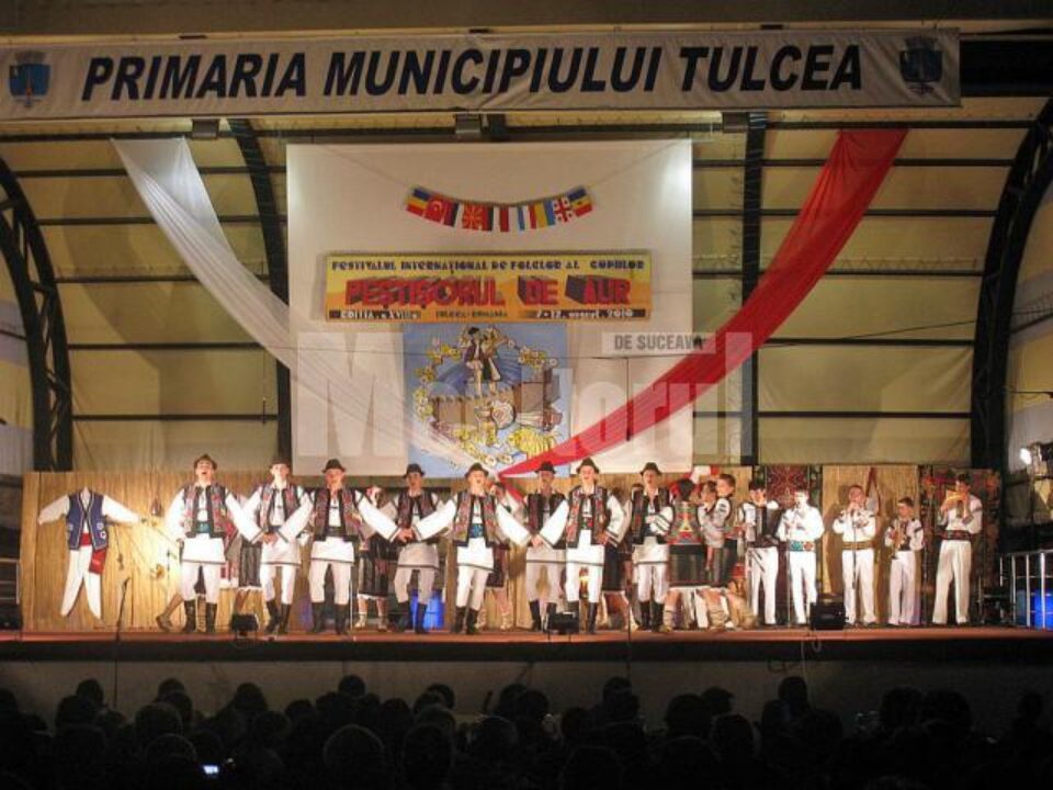 Ansamblul „Plaiurile Dornelor” pe scena festivalului internațional de la Tulcea