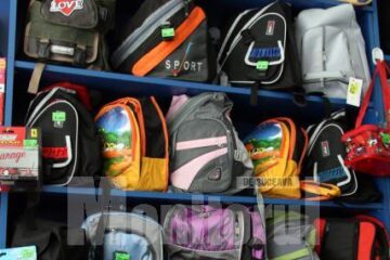 Ghiozdanul elevului costă de la 15 lei la 150 de lei, în funcție de preferințe