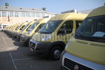 În medie, în fiecare zi, un microbuz școlar transportă aproximativ 80 de elevi din județ