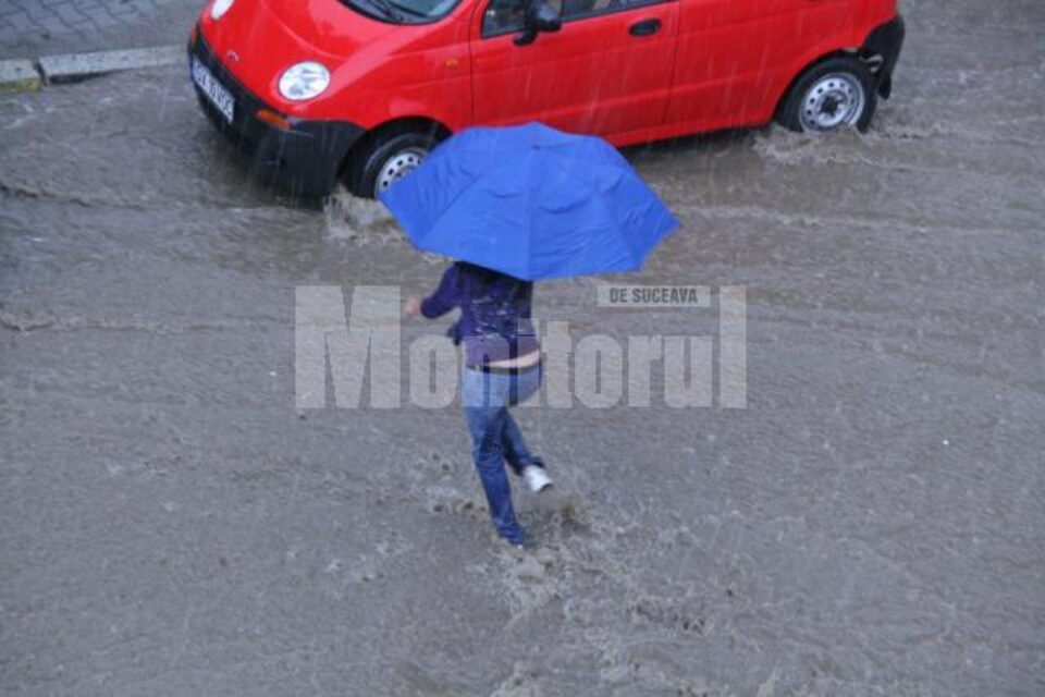 Ploaia torențială de ieri după amiază a creat probleme și în centrul municipiului Suceava