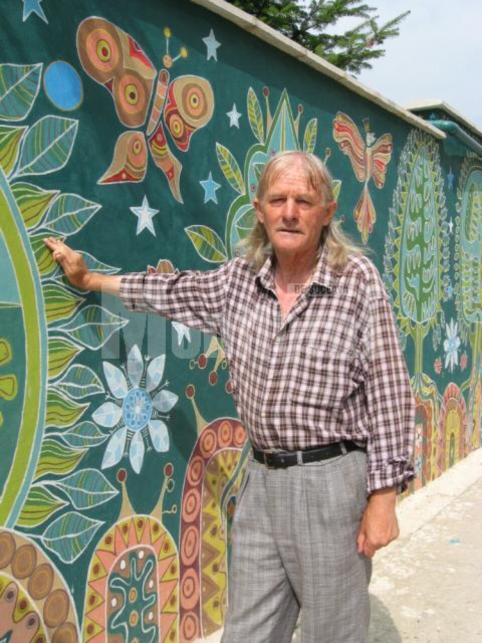 Dan Cornel la marginea codrului pictat pe zid