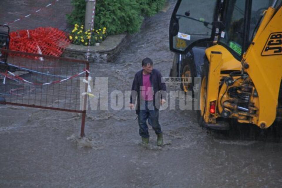 Ploaia torențială de ieri după amiază a creat probleme și în centrul municipiului Suceava