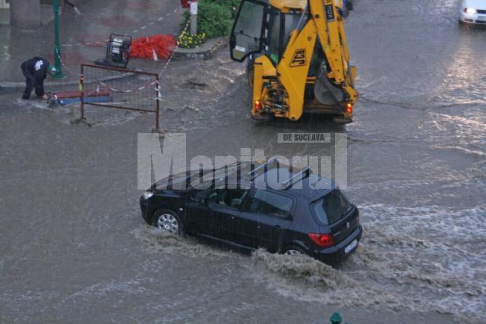 Ploaia torențială de ieri după amiază a creat probleme și în centrul municipiului Suceava