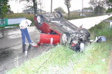 Mașina condusă de tânărul din Suceava s-a răsturnat de câteva ori Foto: Monitorul de Botoșani