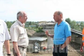 Vizită prezidențială: Băsescu a inspectat lucrările podului de la Dornești