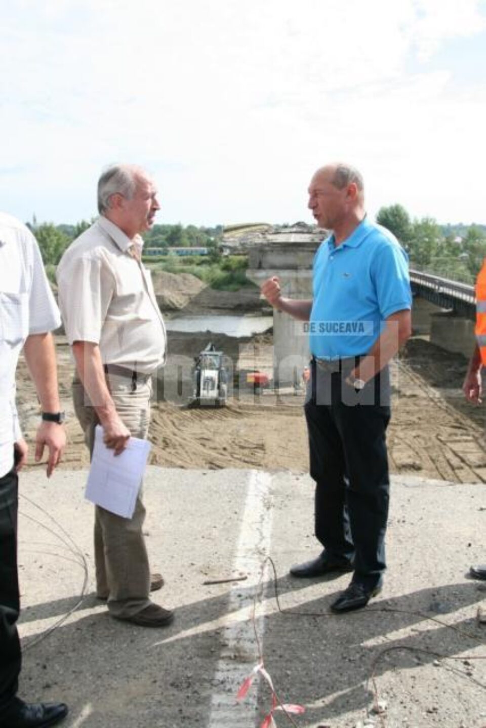 Vizită prezidențială: Băsescu a inspectat lucrările podului de la Dornești Vizită prezidențială: Băsescu a inspectat lucrările podului de la Dornești