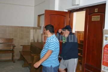 Paul Iova, zis „Ion Petrișor”, și fiul acestuia, Fănică Iova, au apărut ieri în fața judecătorilor de la Tribunalul Suceava pentru a cere să fie cercetați în stare de libertate