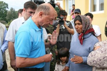 Vizită prezidențială: Băsescu a inspectat ieri lucrările podului de la Dornești