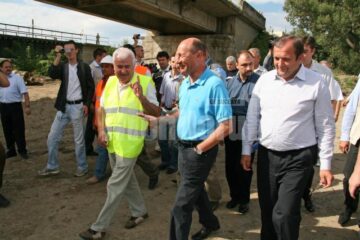 Vizită prezidențială: Băsescu a inspectat ieri lucrările podului de la Dornești