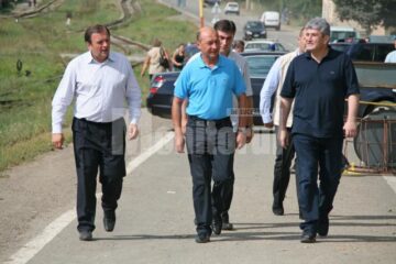 Vizită prezidențială: Băsescu a inspectat ieri lucrările podului de la Dornești