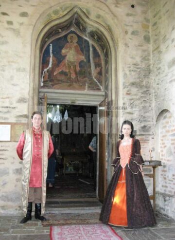 Cavaler și domniță la intrarea în Biserica Sf. Gheorghe – Mirăuți