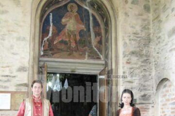 Cavaler și domniță la intrarea în Biserica Sf. Gheorghe – Mirăuți