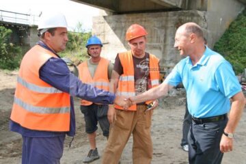 Vizită prezidențială: Băsescu a inspectat ieri lucrările podului de la Dornești