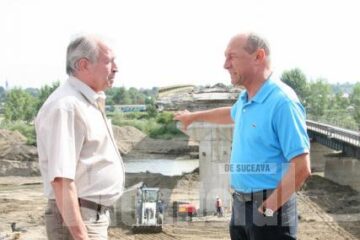 Traian Băsescu a inspectat, ieri, lucrările de reconstrucție a podului din localitatea Dornești
