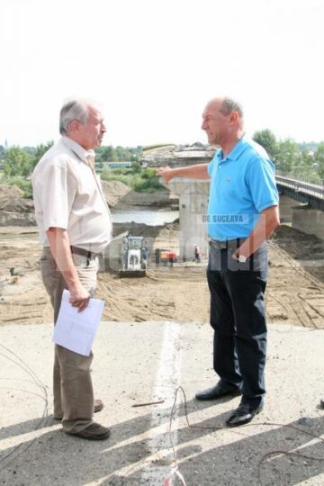 Traian Băsescu a inspectat, ieri, lucrările de reconstrucție a podului din localitatea Dornești