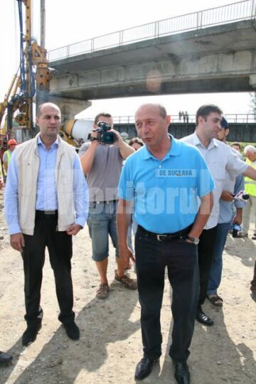 Vizită prezidențială: Băsescu a inspectat ieri lucrările podului de la Dornești
