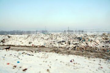 Păcăleală de proporții: Munți de resturi menajere, adunați la fosta groapă de gunoi a Sucevei