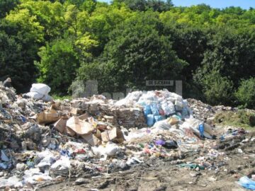 Păcăleală de proporții: Munți de resturi menajere, adunați la fosta groapă de gunoi a Sucevei