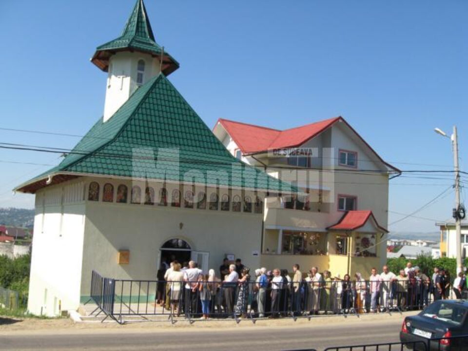 Sute de oameni, prezenți la sfințirea Bisericii “Sf. Vasile cel Mare”, de la ieșirea din Suceava spre Botoșani