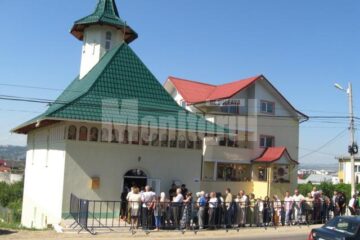 Sute de oameni, prezenți la sfințirea Bisericii “Sf. Vasile cel Mare”, de la ieșirea din Suceava spre Botoșani