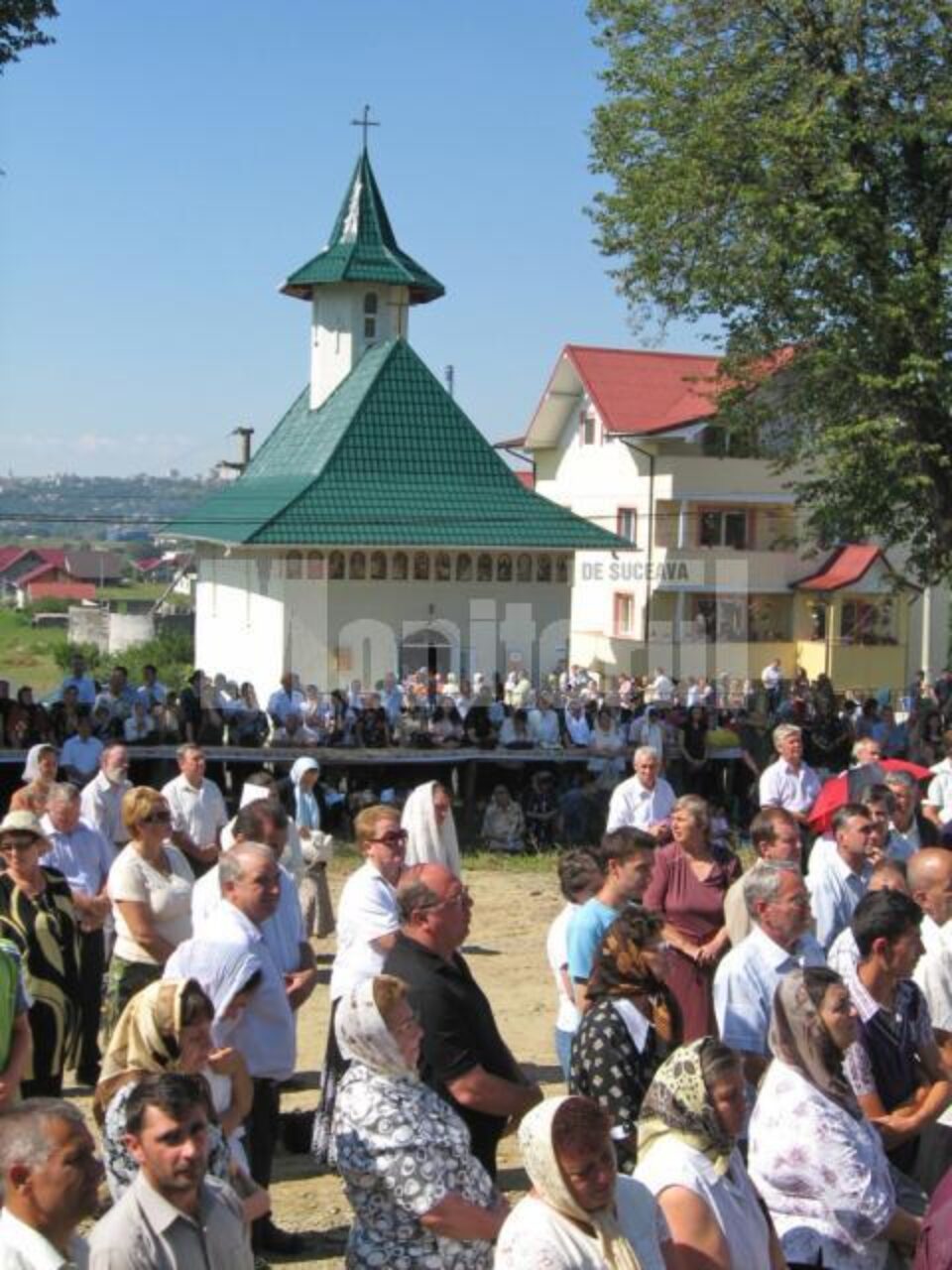 Sute de oameni au fost prezenți la sfințirea Bisericii “Sf. Vasile cel Mare”
