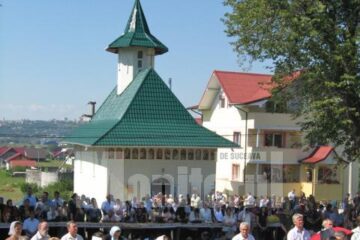 Sute de oameni au fost prezenți la sfințirea Bisericii “Sf. Vasile cel Mare”