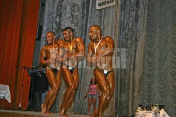 Amelin Csukat, în mijloc, a câștigat concursul la categoria 70 de kilograme