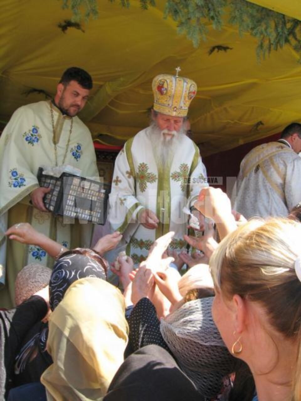 Sărbătoare: Sute de oameni, prezenți la sfințirea Bisericii “Sf. Vasile cel Mare”, de la ieșirea din Suceava spre Botoșani